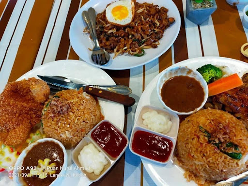 Lepak Kampong Food Station “Best Char Kuey Teow, Shell Out & Western in Langkawi”