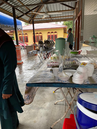 Warung Di Pinggiran Sungai Kampung Ulu Benut