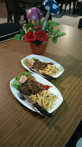 Semerbak dan Cemara Duduk Restoran